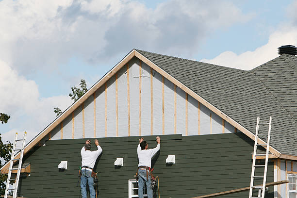 Professional Siding technician working in Long Lake, IL